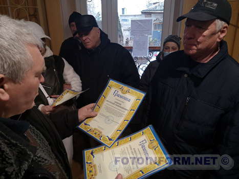  активну участь у соціальному захисті громадян, які постраждали внаслідок Чорнобильської катастрофи, та з нагоди Дня вшанування учасників ліквідації наслідків аварії на Чорнобильській АЕС: Грамотою Подільської районної у місті Кропивницькому ради Бондаря Василя Васильовича; Бугмія Сергія Євгенійовича; Демешка Владислава Леонідовича; Джеджину Людмилу Ласливну; Долгоєрова Володимира Григоровича; Кобець Анатолія Тимофійовича; Кошуцького Олександра Григоровича; Литовка Олега Петровича; Лозового Анатолія Леонідовича Лужняка Володимира Миколайовича; Мороза Василя Олексійовича Неділька Олександра Миколайовича; Ніколаєнка Миколу Олексійовича; Паліївца Владислава Максимовича; Переверзєва Олександра Володимировича; Постового Сергія Васильовича; Сільвестрову Світлану Костянтинівну; Сопруненко Любов Іванівну; Унтілова Валерія Миколайовича; Філіпенка Ігоря Івановича Шуляра Івана Івановича